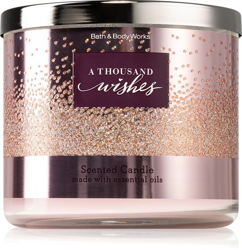 شمعة "باث آند بودي وركس" (Bath & Body Works) ذات الثلاث فتائل برائحة "ألف أمنية" (A Thousand Wishes). آ ثاوزند ويشيز