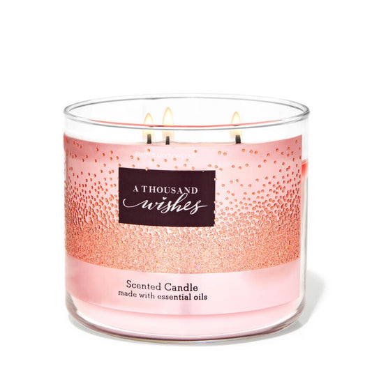 شمعة "باث آند بودي وركس" (Bath & Body Works) ذات الثلاث فتائل برائحة "ألف أمنية" (A Thousand Wishes). آ ثاوزند ويشيز