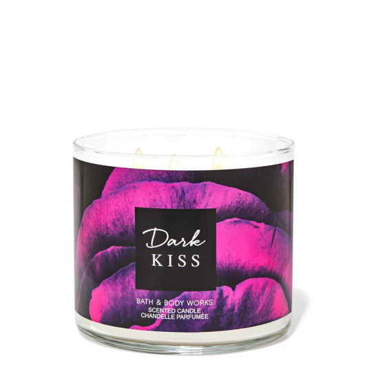 شمعة معطرة دارك كيس (Dark Kiss) ذات الثلاث فتائل من ماركة باث اند بودي وركس (Bath & Body Works).